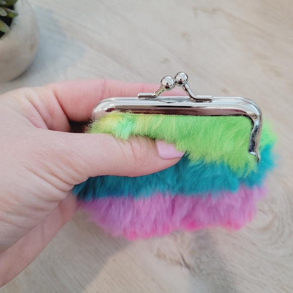 💕 NWOT Vegan Fur Colorful Coin Wallet Pouch - Picture 5 of 10